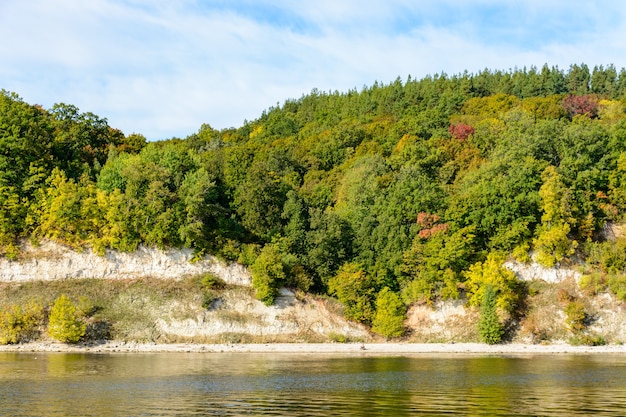 Costa del fiume Volga nella regione centrale del Volga nella Repubblica del Tatarstan. Paesaggio autunnale. Fotografare dalla nave.