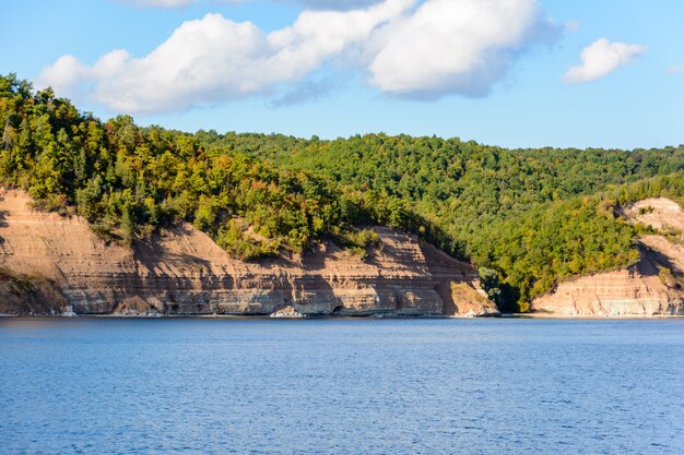 Costa del fiume Volga nella regione centrale del Volga nella Repubblica del Tatarstan. Paesaggio autunnale. Fotografare dalla nave.