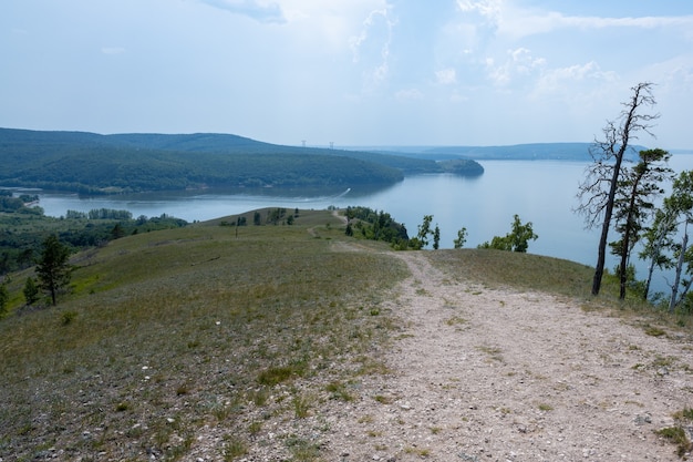 Costa del fiume Volga vicino alla città di Zhigulevsk. Monti Zhiguli. Samarskaja Luka. Estate.