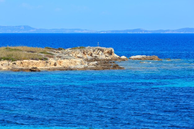 Costa del Mar Egeo con uccello sulla croce, vista vicino alla spiaggia di Karidi (Calcidica, Grecia).