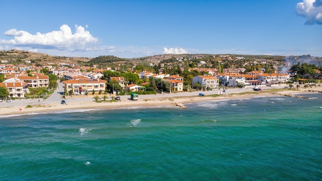 Costa del Mar Egeo in Grecia, vista di Nikiti dal drone, edifici multipli