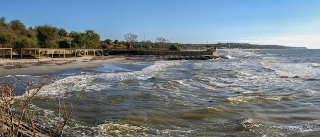 Costa del Mar Nero del villaggio turistico Morskoe, regione di Odessa, Ucraina, in una soleggiata giornata primaverile