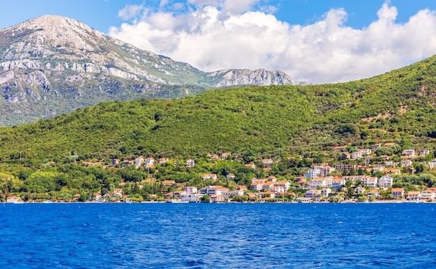 Costa del mare Adriatico nella Baia di Kotor, Montenegro.