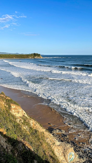 costa del mare con bellissime onde e rocce