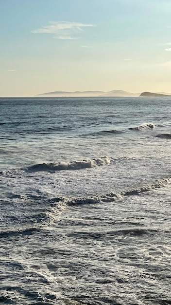 costa del mare con bellissime onde e rocce