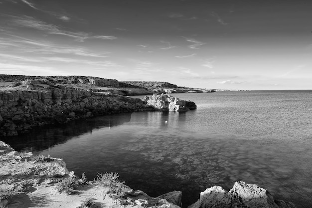 Costa del mare con rocce e laguna naturale sfondo vacanza all'aperto