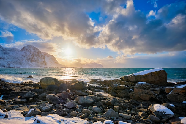 Costa del mare di Norvegia sulla costa rocciosa nel fiordo sul tramonto