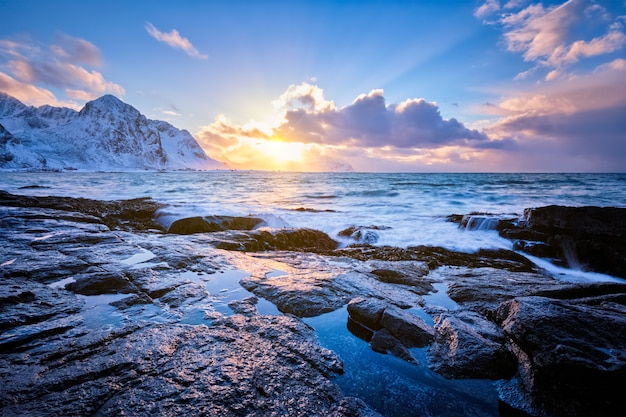 Costa del mare di Norvegia sulla costa rocciosa nel fiordo sul tramonto