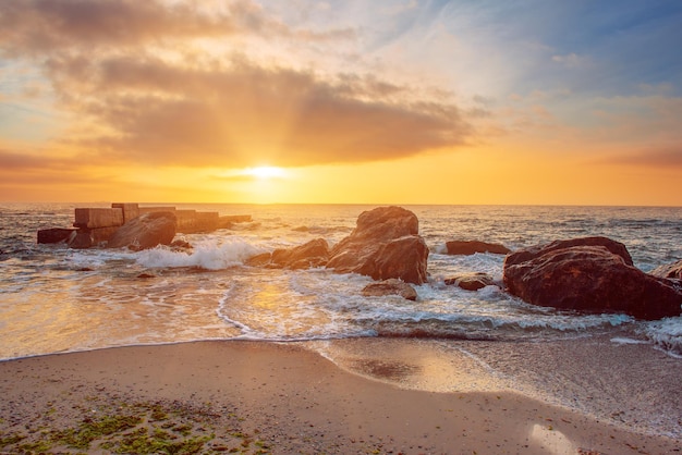 Costa del mare e rocce