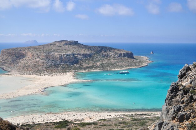 Costa del paesaggio estivo del mare dell'isola greca