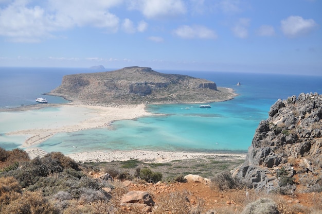 Costa del paesaggio estivo del mare dell'isola greca