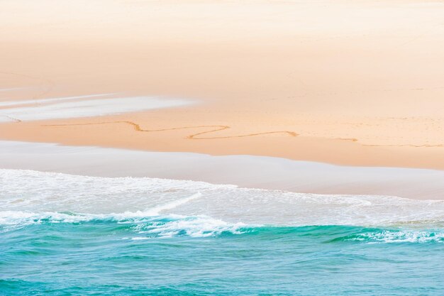 Costa dell'Oceano Atlantico nell'Algarve, Portogallo Bella spiaggia con sabbia bianca e acqua blu