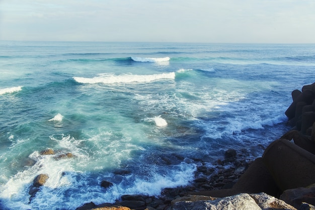 Costa dell'Oceano Atlantico, onde impetuose che colpiscono la riva, il surf. Casablanca, Marocco