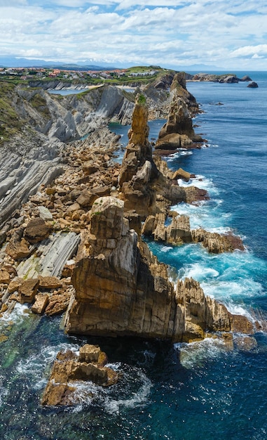 Costa dell'Oceano Atlantico vicino a Portio Beach