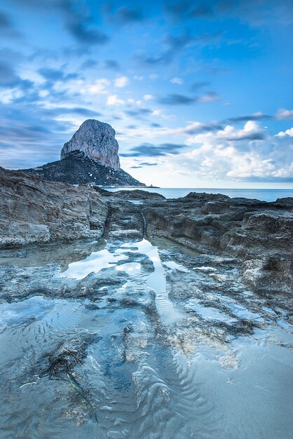 Costa dell'oceano con spiaggia rocciosa