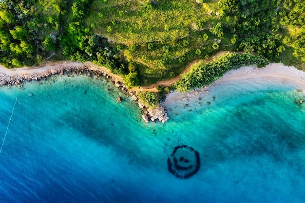 Costa della Croazia come sfondo dalla vista dall'alto Sfondo blu acqua dalla vista dall'alto Paesaggio marino estivo dall'aria Immagine di viaggio