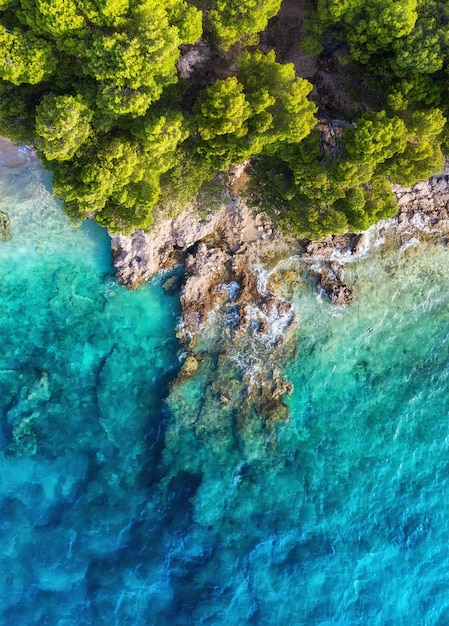 Costa della Croazia come sfondo dalla vista dall'alto Sfondo dell'acqua turchese dal drone Paesaggio marino estivo dall'aria Immagine di viaggio