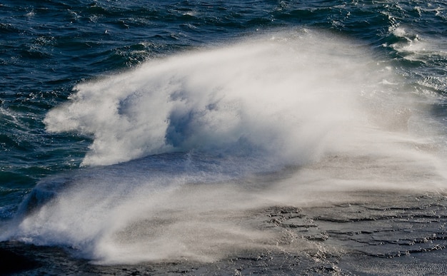 Costa della Penisola Valdes Onde che si infrangono sugli scogli