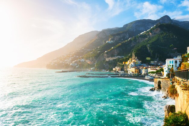 Costa di Amalfi Italia Bella vista della città di Amalfi con l'architettura colorata sulle rocce
