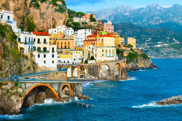 Costa di Amalfi Italia Bella vista della città di Atrani con l'architettura colorata al tramonto