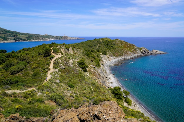 Costa di Vermeille nella spiaggia del mare del sud dei Pirenei orientali in Languedoc-Roussillon Francia