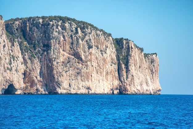 Costa e mare blu del Mediterraneo in Sardegna, Italia. Vista dal yaÃ'Â ht