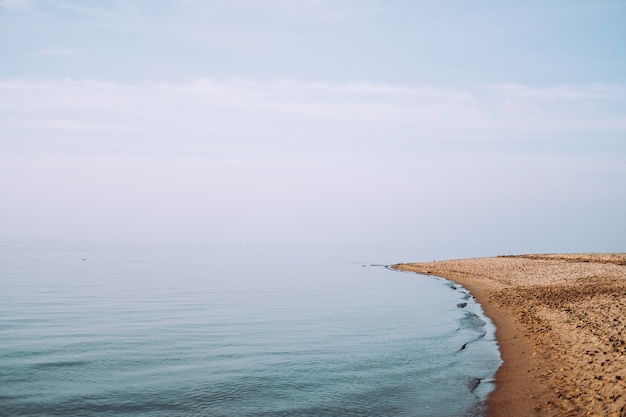 Costa e mare nel giorno d'estate