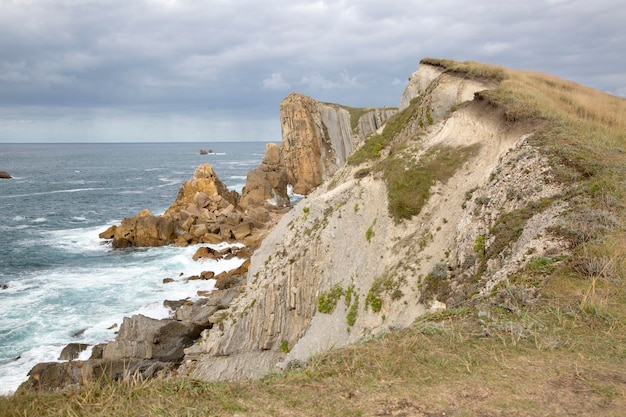 Costa e scogliere a Portio Beach, Santander, Spagna