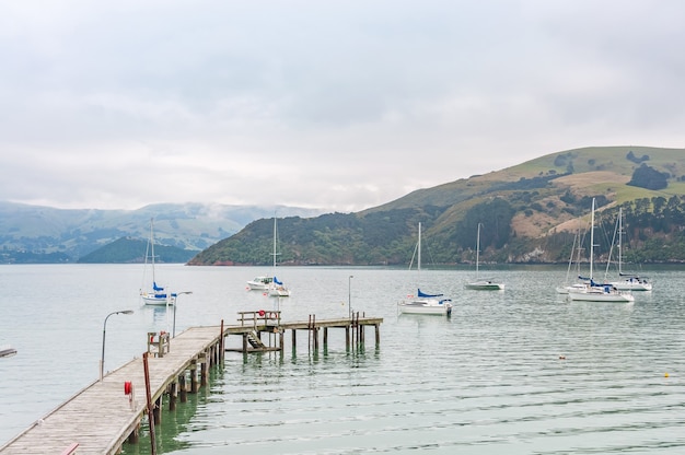 Costa e villaggio francese di Akaroa, Nuova Zelanda, South Island.