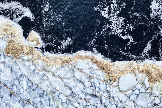 Costa ghiacciata lungo il mare Foto