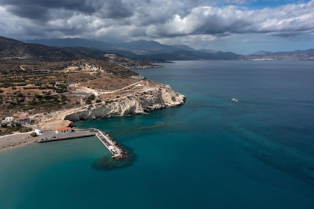 Costa mediterranea con rocce di montagne e acqua di mare trasparente sotto il cielo nuvoloso Creta Grecia