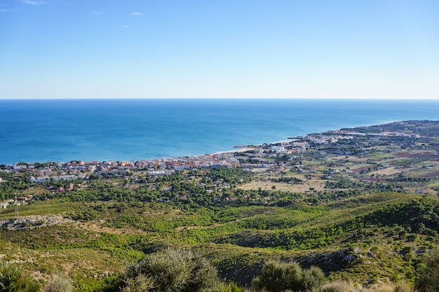 Costa mediterranea in Spagna, zona tranquilla con molta vegetazione e mare calmo