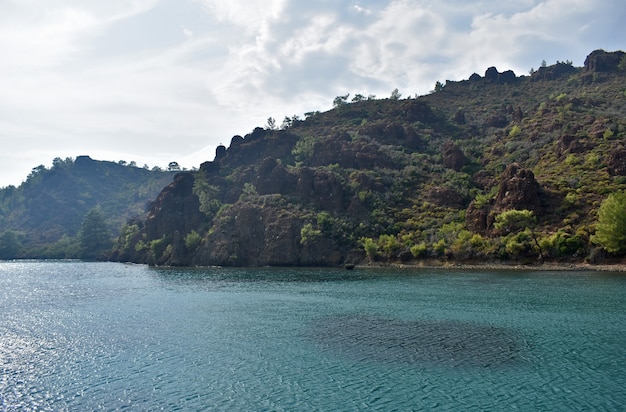 Costa montuosa del Mar Egeo