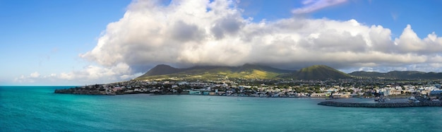 Costa panoramica panoramica di Saint Kitts e Nevis Basseterre dalla nave da crociera in vacanza ai Caraibi