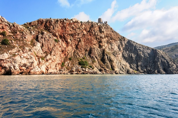 Costa, roccia sulla costa del Mar Nero della penisola di Crimea