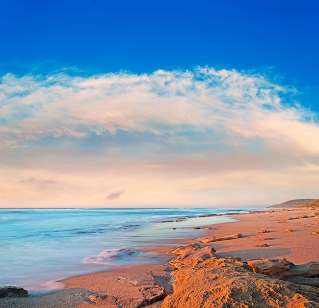 Costa rocciosa al tramonto in Sardegna