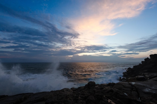 Costa rocciosa al tramonto