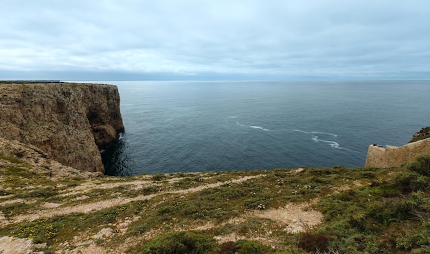 Costa rocciosa atlantica estiva (Capo St. Vincent, Sagres, Algarve, Portogallo meridionale).