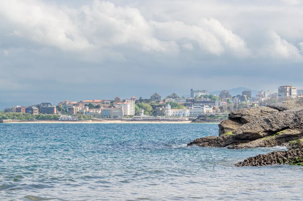 Costa rocciosa con la città di Santander sullo sfondo