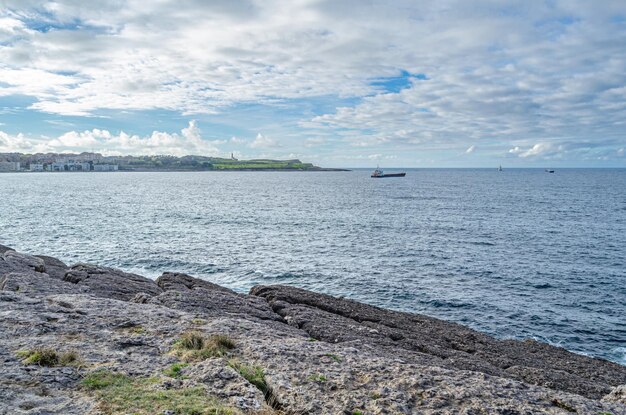 Costa rocciosa con la città di Santander sullo sfondo