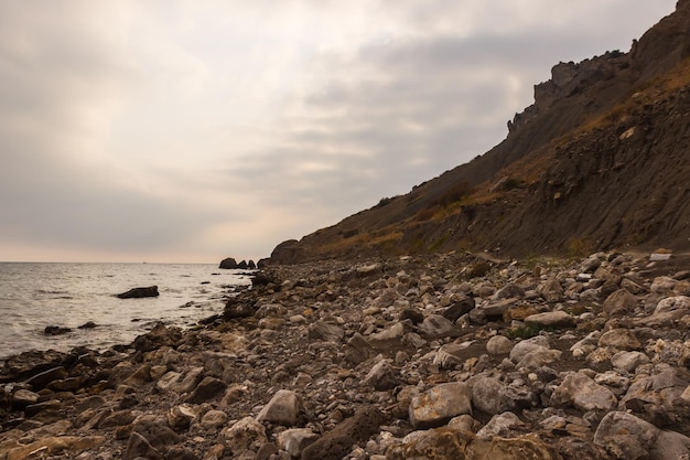 Costa rocciosa del Mar Nero vicino a Sudak