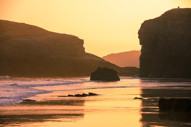 Costa rocciosa del mare all'alba. Playa de Las Catedrales, Ribadeo, Spagna, Europa