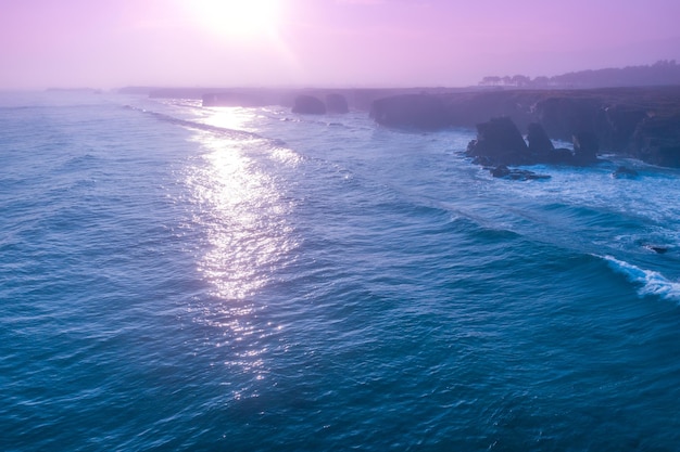 Costa rocciosa del mare all'alba. Spiaggia Playa de Las Catedrales a Ribadeo, Spagna, Europa. Vista aerea