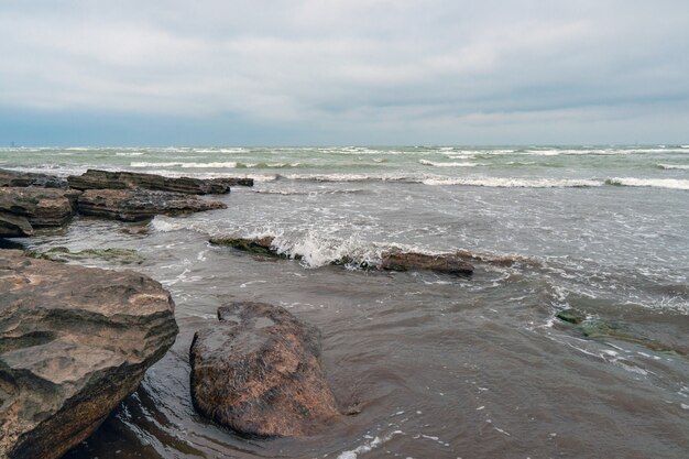 Costa rocciosa del mare con tempo nuvoloso