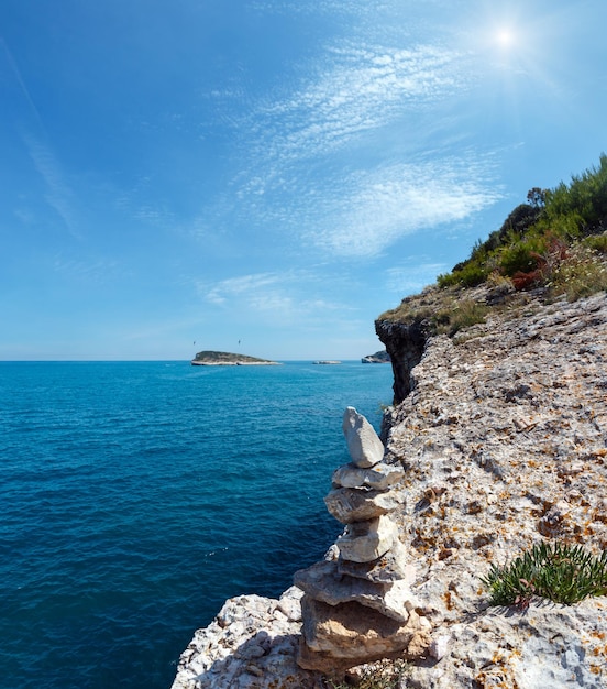 Costa rocciosa del mare di estate Gargano Puglia Italia