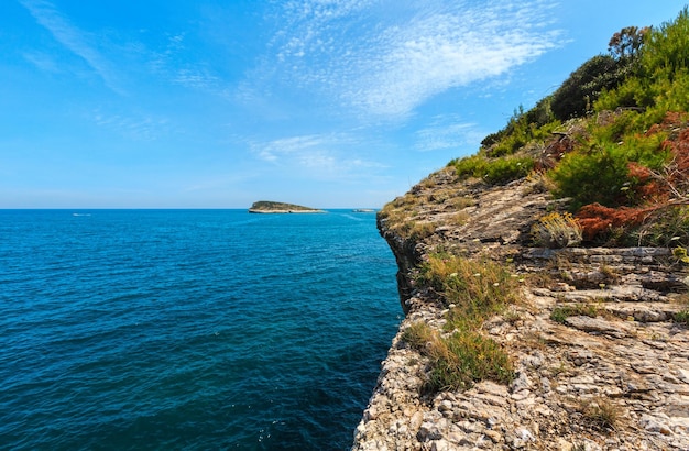 Costa rocciosa del mare di estate Gargano Puglia Italia