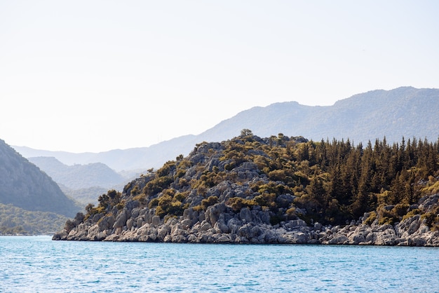 costa rocciosa del mare