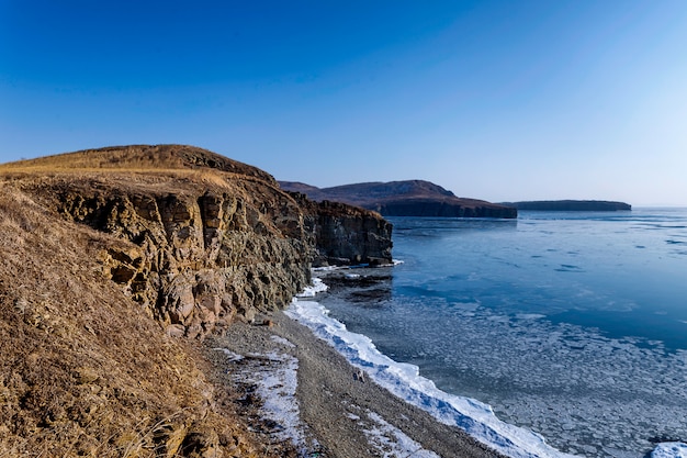 Costa rocciosa dell'isola russa nella stagione invernale