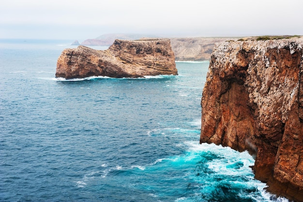 Costa rocciosa dell'Oceano Atlantico a Cape St. Vincent, Algarve, Portogallo. Questo è il punto più a sud-ovest d'Europa