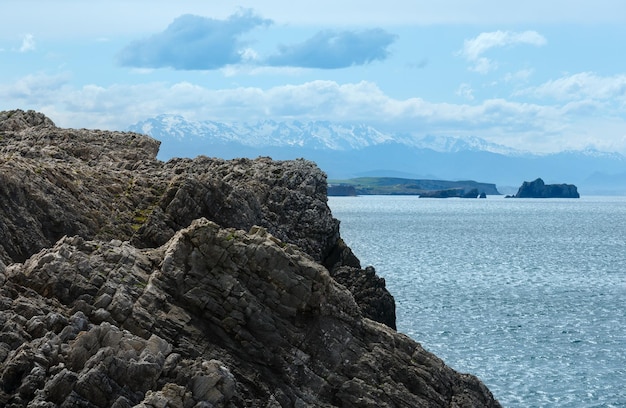 Costa rocciosa dell'Oceano Atlantico a Santander, Cantabria, Spagna.